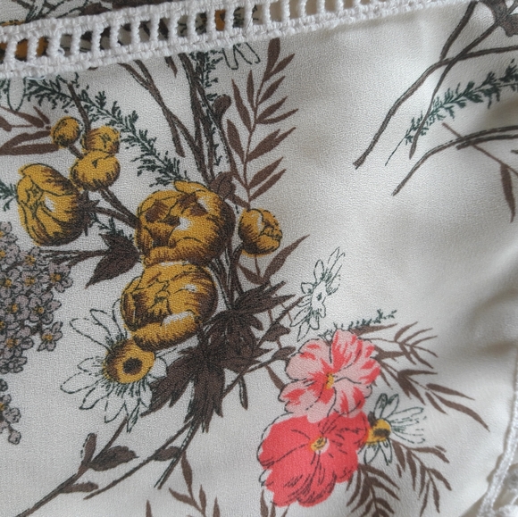 Cream and Lace Floral Tank Top - Picture 8 of 11